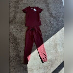 NWT Chic Brown FIGS scrub set